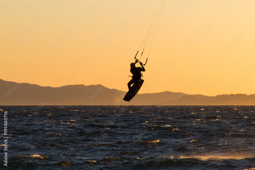 saut en kit surf au soleil couchant