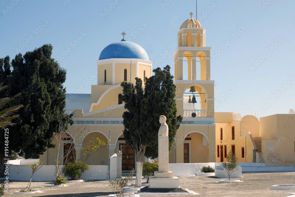 Grêce, santorin, église avec dôme bleu et cloche