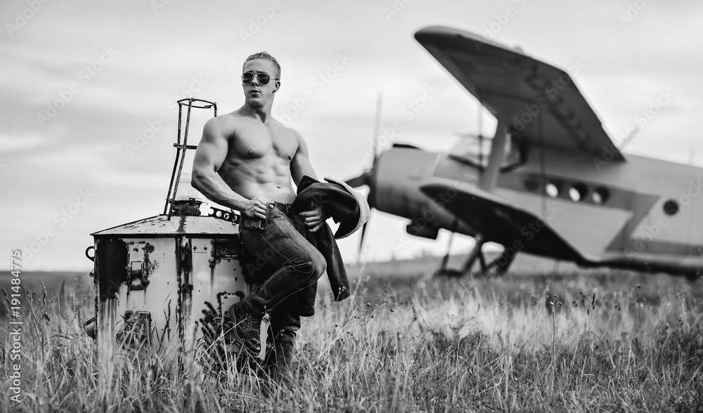 Obraz premium A guy is standing by the plane.