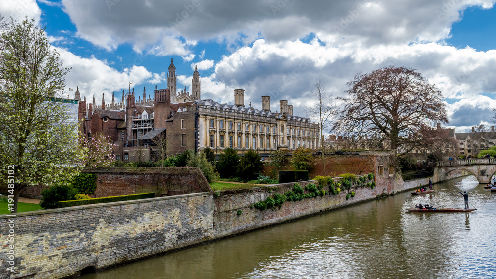 Fototapeta premium Cambridge, United Kingdom - Apr 17, 2016 : People punting on the river Cam with Clare College and Clare Bridge in background