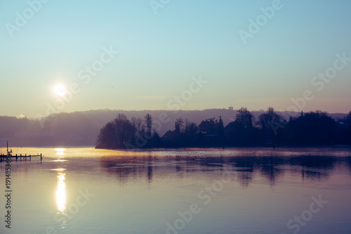 See im Winter bei Sonnenaufgang