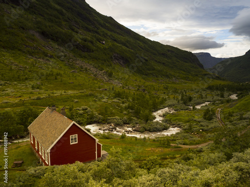 Paisajes en el tren de Flåm a Myrdal, con paisajes de gran belleza, casa de madera típica en Noruega, verano de 2017