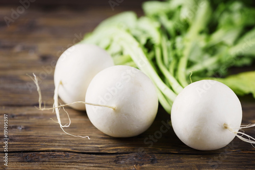 Fotografía White fresh turnip on the wooden table