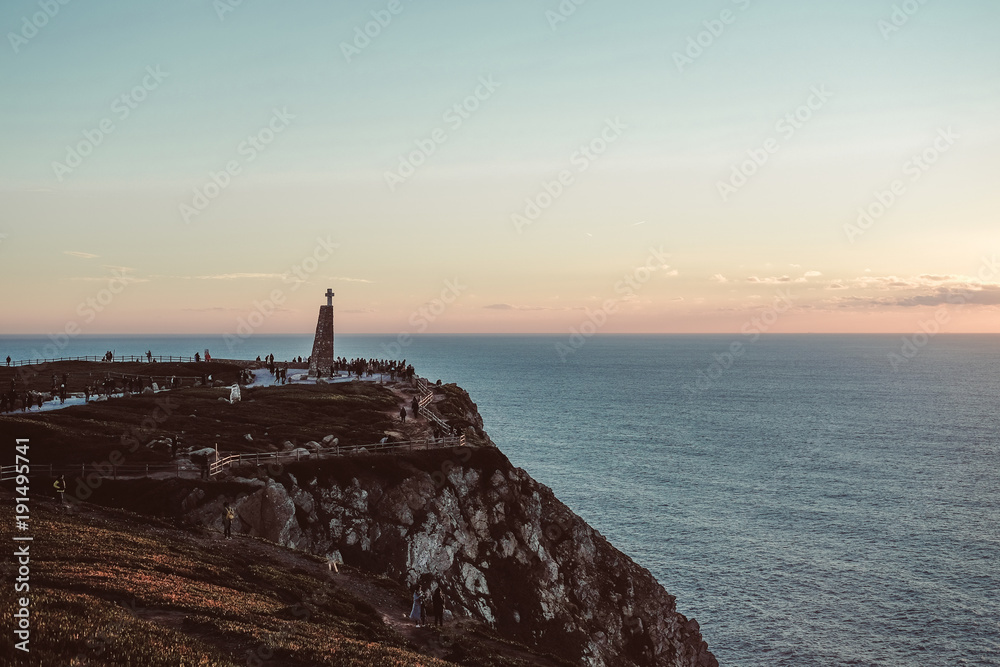 Obraz premium Faro sulla scogliera