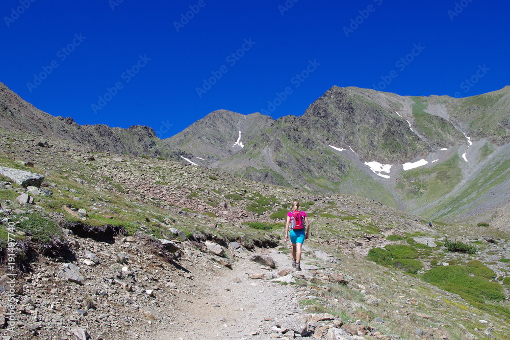 Randonneuse rose en montagne dans les Pyrénées