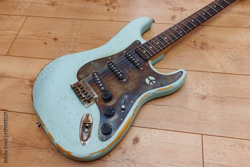 Photography Alte E-Gitarre im Relic-Look mit Metall Schlagbrett und Peace-Zeichen