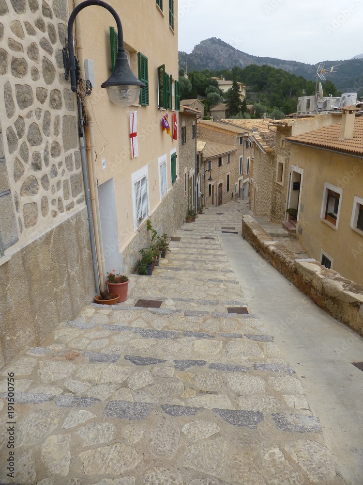 El Puerto de Sóller​ , población situada en el municipio de Sóller, en la isla de Mallorca, la mayor de las Baleares, en España