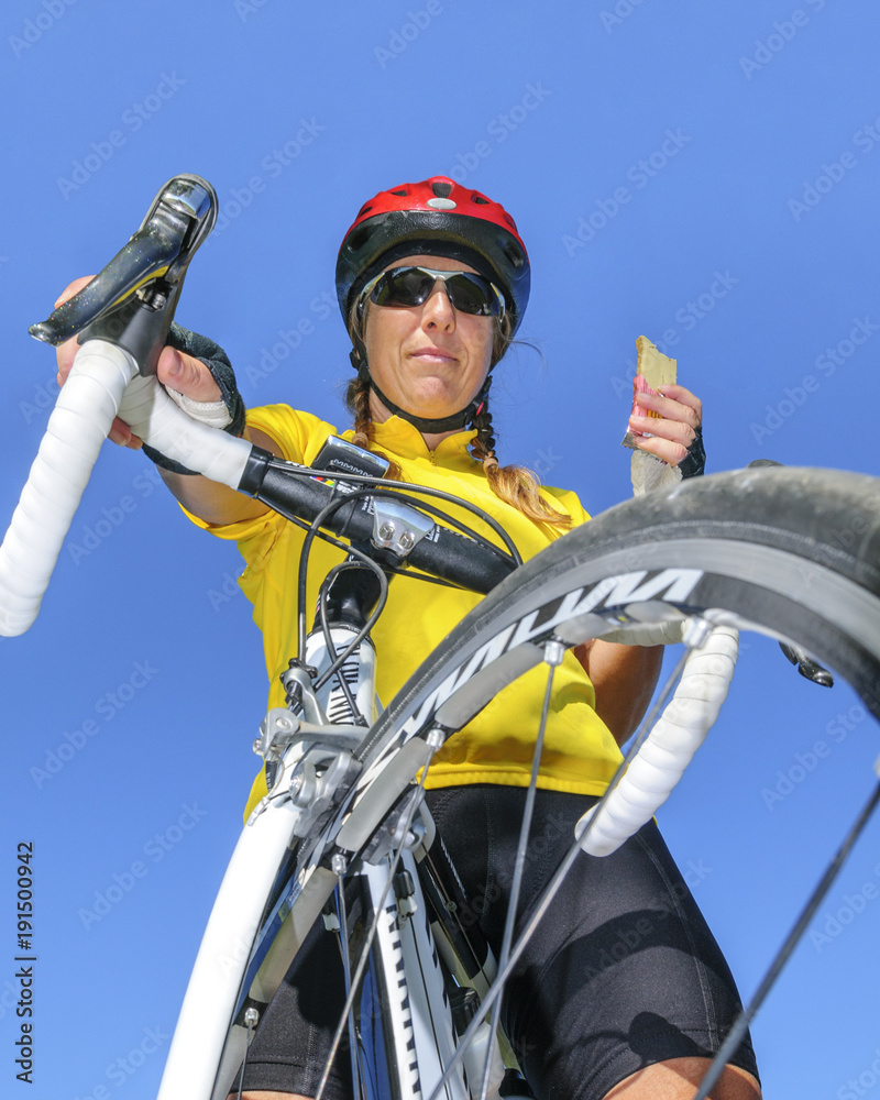 Energie tanken bei einer kurzen Pause beim Radfahren Energie tanken bei einer kurzen Pause beim Radfahren