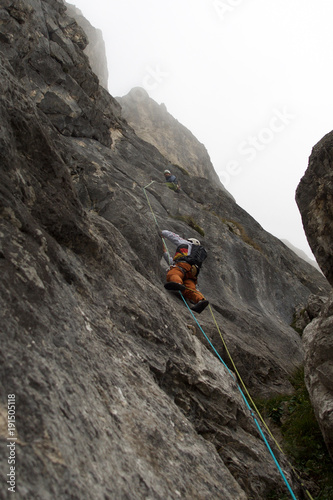 Kletterer an Felswand in den Alpen, Tannheimer Tal 3