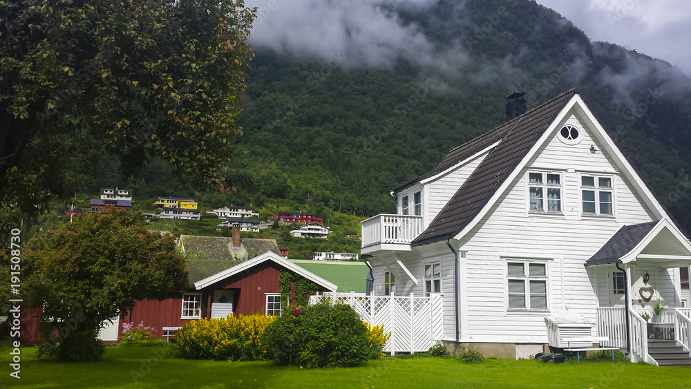 Vikøyri por la FV92, vistas de casas de colores típicas en Noruega, verano de 2017 Vikøyri por la FV92, vistas de casas de colores típicas en Noruega, verano de 2017