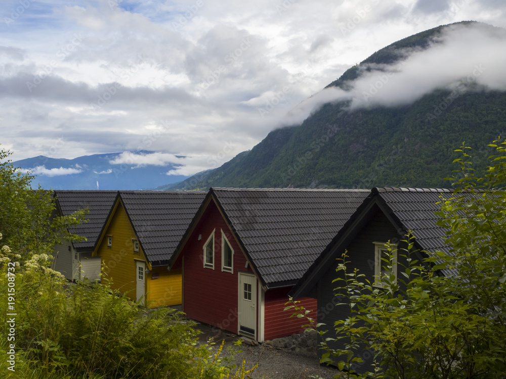 Vikøyri por la FV92, vistas de casas de colores  típicas en Noruega, verano de 2017