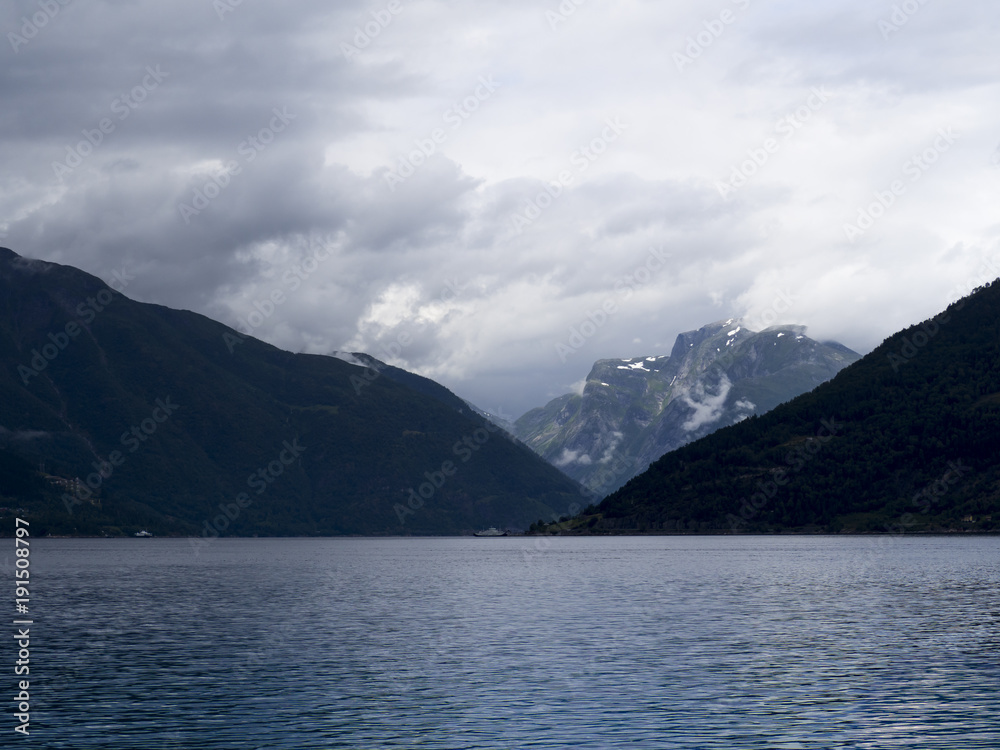 Vistas a los fiordos desde el ferry en la zona de Vangsnes, Noruega, verano 2017 Vistas a los fiordos desde el ferry en la zona de Vangsnes, Noruega, verano 2017