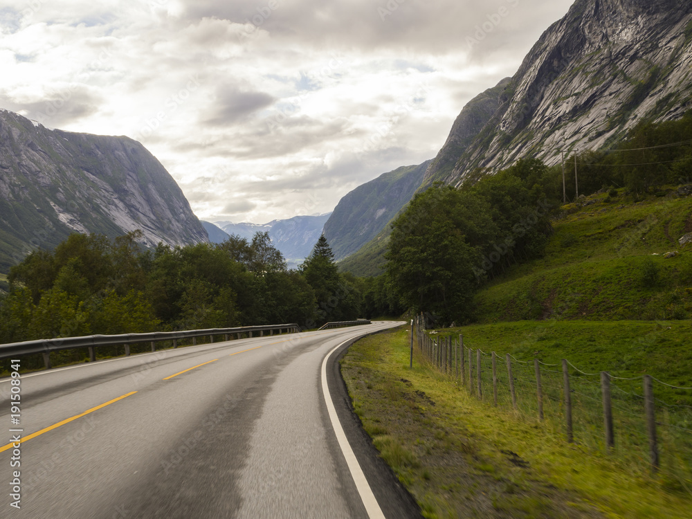 Viajando por la zona de Jølstravatnet, paisaje de carretera, montañas y naturaleza en Noruega, verano de 2017