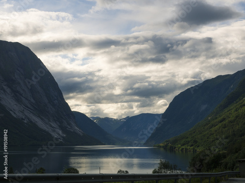 Zona de Jølstravatnet, vistas al lago, los fiordos, paisaje precioso en Noruega, verano de 2017
