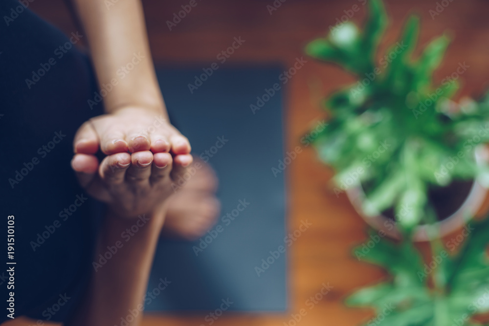 Φωτογραφία Young woman doing yoga in the morning at her home, top view