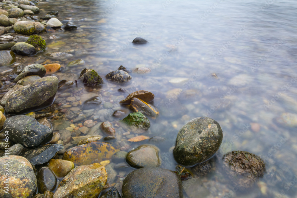 Wasser mit Steinen