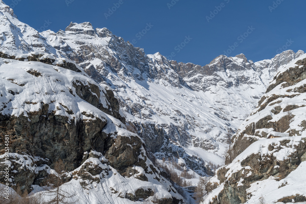 Obraz premium Italy, Cervinia, snow covered mountains