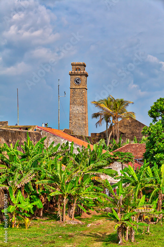 Der berühmte Glockenturm im historischen Fort in Galle auf der tropischen Insel Sri Lanka in Asien im Indischen Ozean mit großartigem Wolkenhimmel