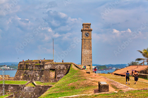 Der berühmte Glockenturm im historischen Fort in Galle auf der tropischen Insel Sri Lanka in Asien im Indischen Ozean mit großartigem Wolkenhimmel photo