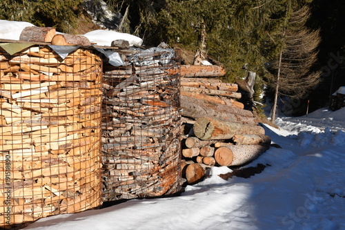 Untertilliach, Holz, Brennholz, Holzstoß, Scheiter, geschlägert, Tiroler Gailtal, Karnische Alpen,  Tradition, beschwerlich, Schnee, Eis, Natur, Umwelt, Sonnenseite photo