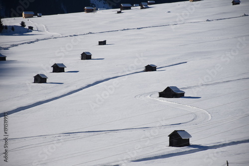 Obertilliach, Osttirol, Winter, Schigebiet, Biathlon, Langlaufen, Tal, Tiroler Gailtal, Hütte, Heuhütte, Wiese, Landwirtschaft, Straße, Dorf, Kirche, Karnische Alpen, Loipe photo