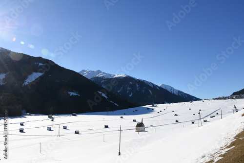 Obertilliach, Osttirol, Winter, Schigebiet, Biathlon, Langlaufen, Tal, Tiroler Gailtal, Hütte, Heuhütte, Wiese, Landwirtschaft, Straße, Dorf, Kirche, Karnische Alpen, Loipe photo