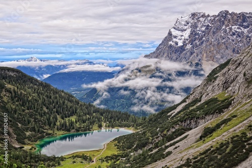 Blick von der Coburger Hütte bei Sonnenuntergang mit Blick zur Zugspitze und Seebensee in den Alpen