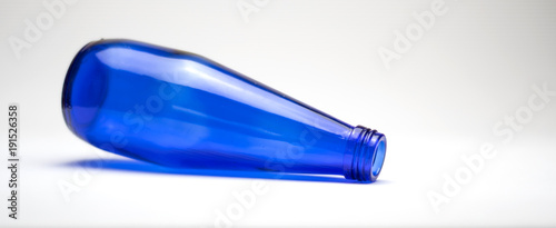 Blaue Flasche liegend