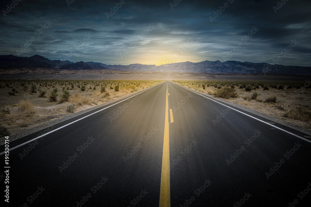 Naklejka premium lumière au bout du chemin