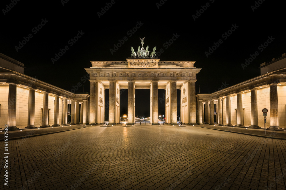 Obraz premium Niemcy, Berlin: Fragment oświetlonej Bramy Brandenburskiej (Brandenburger Tor) w nocy w środku niemieckiej stolicy. Pomnik z XVIII wieku został zbudowany przez króla pruskiego Fryderyka Wilhelma II.