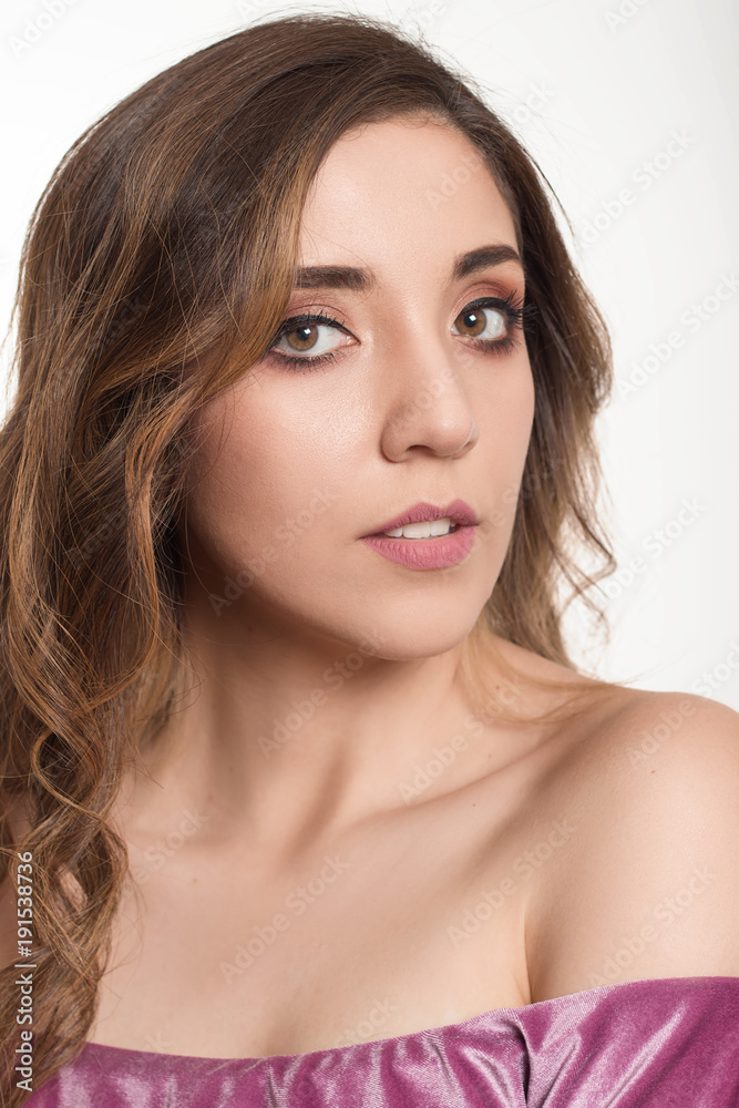 Beauty shoot in white background- retrato en fondo flanco Beauty shoot in white background- retrato en fondo flanco