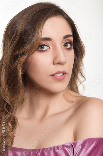 Beauty shoot in white background- retrato en fondo flanco