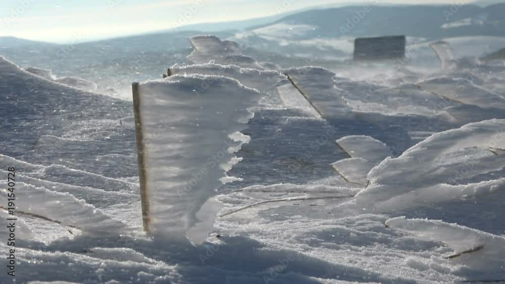 Eiskristalle fliegen im Wind bei Sonnenschein, Wasserkuppe, Rhön, Winterstimmung, Naturerlebnis, Schnee, Frost, Berg, Winter, Schneeverwehung, 4K