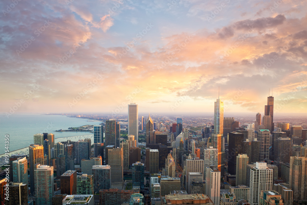 Fototapeta premium Chicagowska linia horyzontu przy zmierzchu czasu widok z lotu ptaka, Stany Zjednoczone