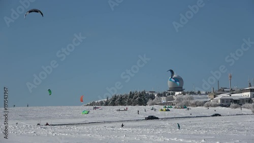 Snowkiting, Kiteskiing, Schifahren auf der Wasserkuppe, Radom, Rhön, 4K photo