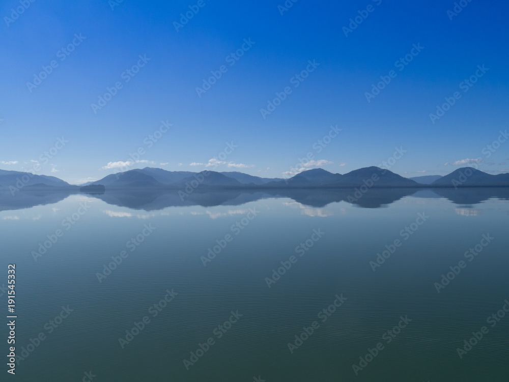 Obraz premium Alaska sea so calm that looks like a mirror, with montains and clounds