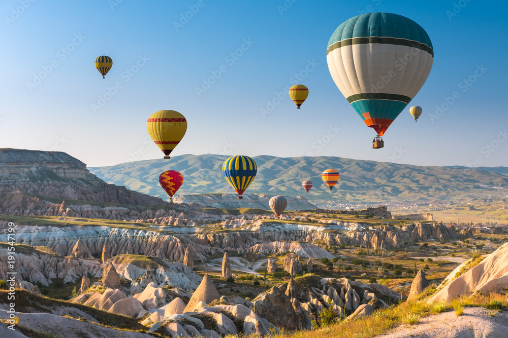 Naklejka premium Balony latające nad Kapadocją w Turcji