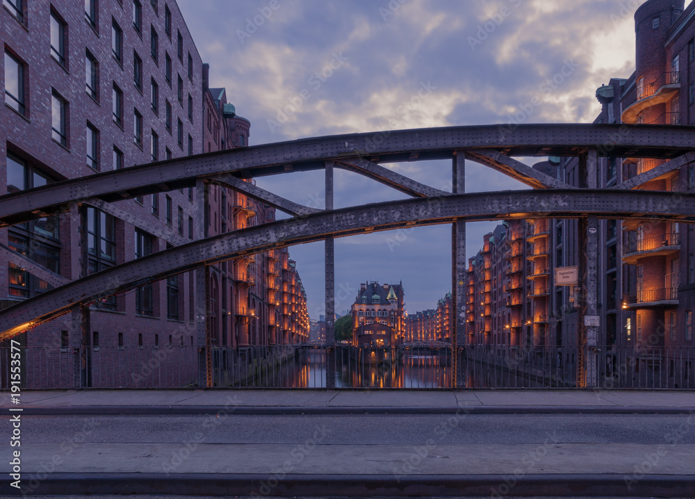 Fototapeta premium Hamburg Speicherstadt Wasserschloss zur blauen Stunde