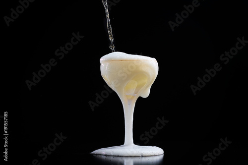 Φωτογραφία overflowing sparkling wine