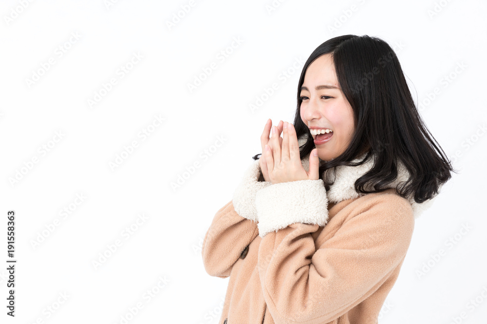 コートを着た女性 白バックイメージ コートを着た女性 白バックイメージ