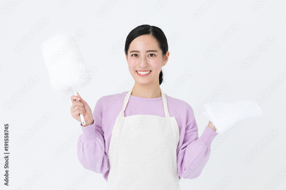 掃除をする女性　白バックイメージ