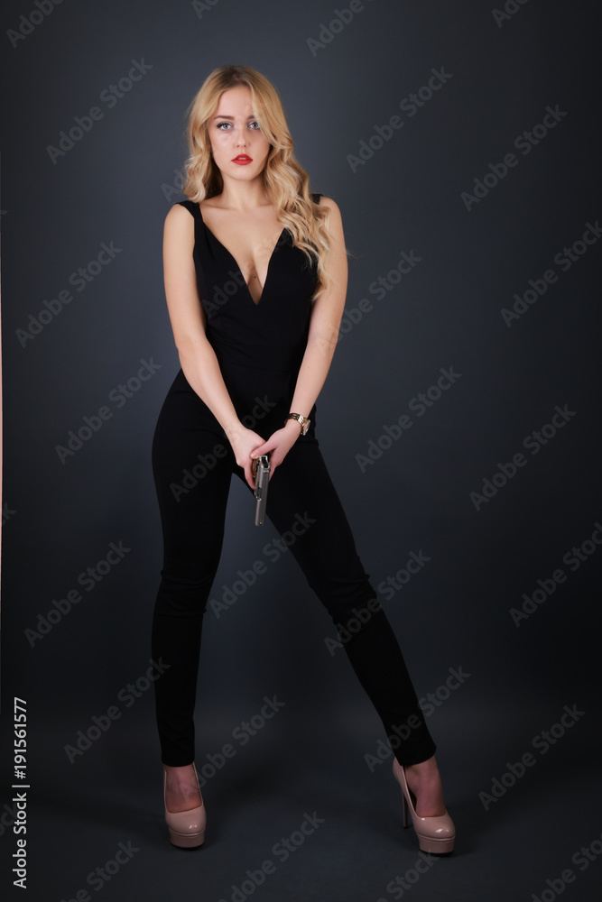 Jeune belle femme tenant un pistolet Jeune belle femme tenant un pistolet