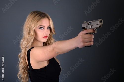  Jeune belle femme tenant un pistolet 