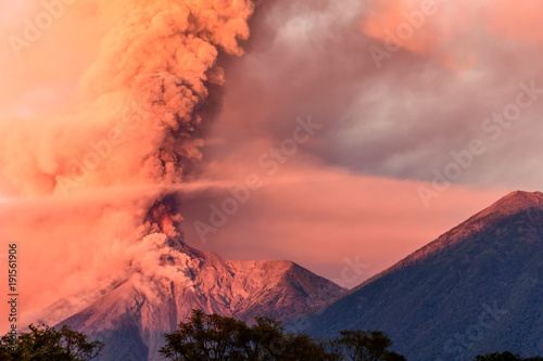 Obraz na płótnie Fuego volcano erupting at dawn, near Antigua, Guatemala