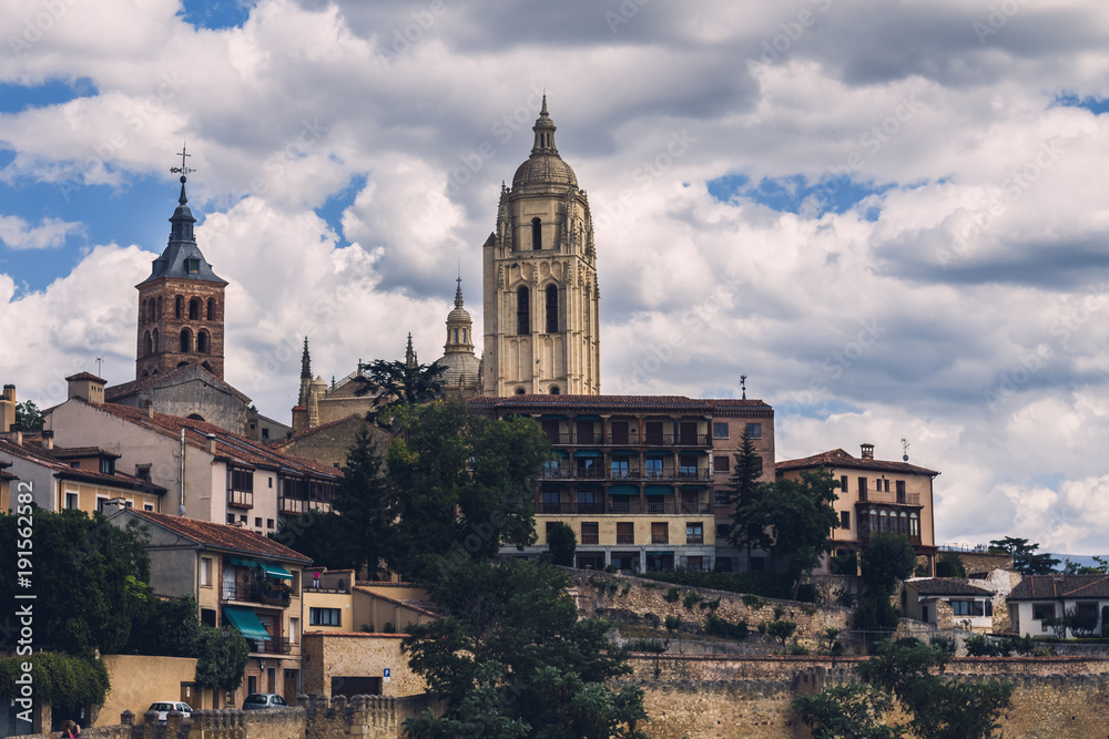 Histórica y antigua catedral en una panorámica de Segovia, España
