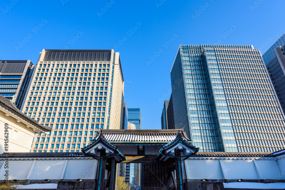 Fototapeta premium 高層ビルと大手門