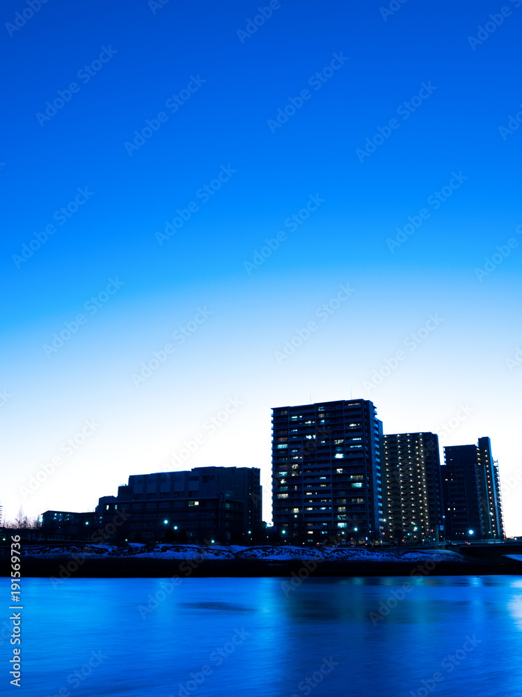 Fototapeta premium 川辺の高層マンション群 