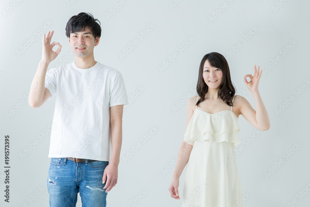 OKサインするカップル
