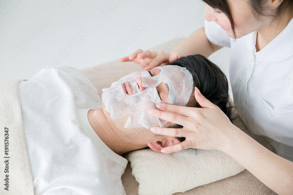 顔パックする男性 メンズエステ Stock Photo Adobe Stock