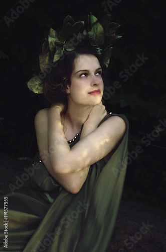 Foto portrait of a young woman in the image of the Greek nymph